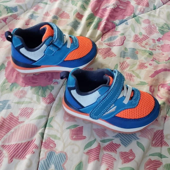 Baby Oshkosh sneakers - Picture 2 of 3